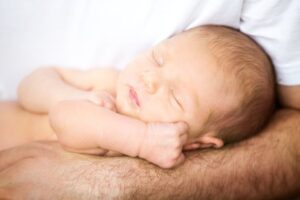 Wybór narzutki dla niemowlęcia — Rożek, becik, otulacz, śpiworek czy kołderka?