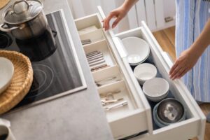 Projektowanie praktycznej kuchni – zasady organizacji przestrzeni do gotowania